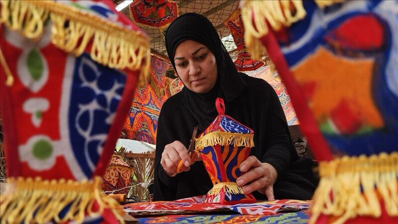 من وسط الركام: فلسطينية تصنع النور لأطفال غزة من كراتين المساعدات وبقايا الحرب