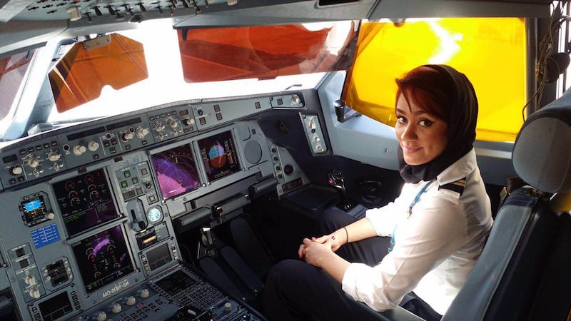 أول عمانية “طيار ضابط أول”.. تعرّف على قصتها