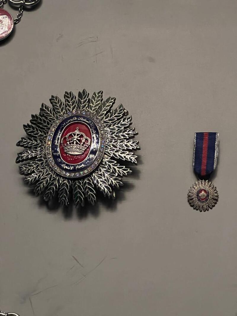 تعرف على بدلة السلطان قابوس التي تُعدّ أرفع أنواع البدلات العسكرية