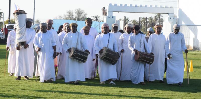 بنك مسقط يفتتح مشروع إنارة ملعب فريق الخويرات بولاية الخابورة ضمن برنامج “الملاعب الخضراء”