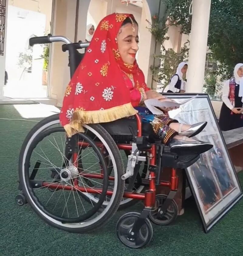 بالصور: آية الجديدية وُلدت بمرض “العظم الزجاجي” وتحلم بالدراسة الجامعية