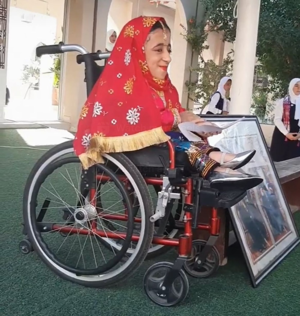 بالصور: آية الجديدية وُلدت بمرض “العظم الزجاجي” وتحلم بالدراسة الجامعية