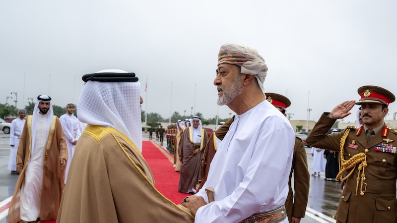 بالصور: جلالة السلطان يودع ملك مملكة البحرين