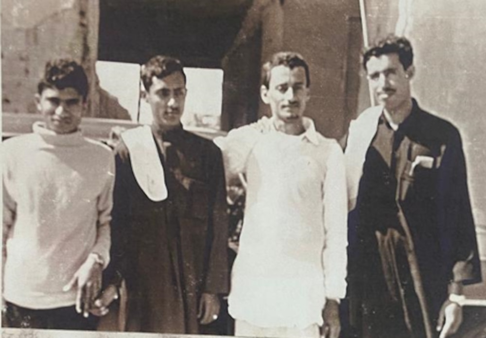 مع بعض رفاقه في الكويت عام 1965