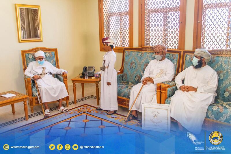 بالصور: سماحة الشيخ المفتي يكرم طفلا حفظ القرآن كاملا