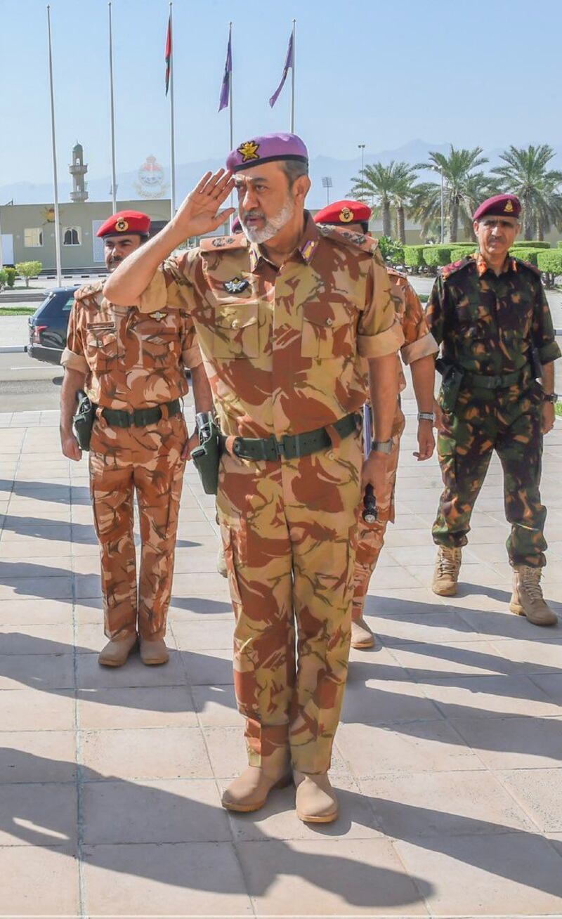 بالصور: جلالة السلطان يزور معسكر الصمود