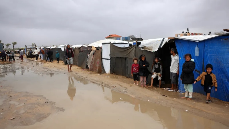 في غزة: غرق مئات الخيام وآلاف النازحين تحت الأمطار