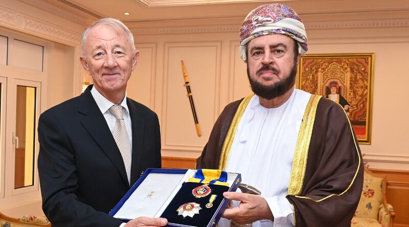 جلالة السلطان يمنح وسامًا