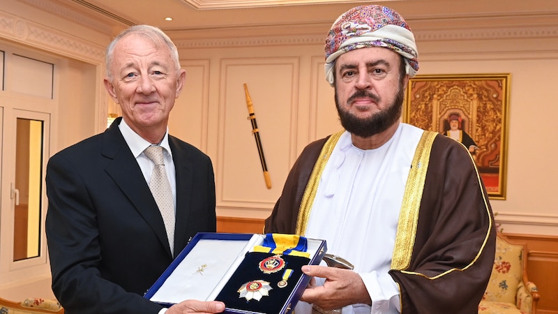 جلالة السلطان يمنح وسامًا