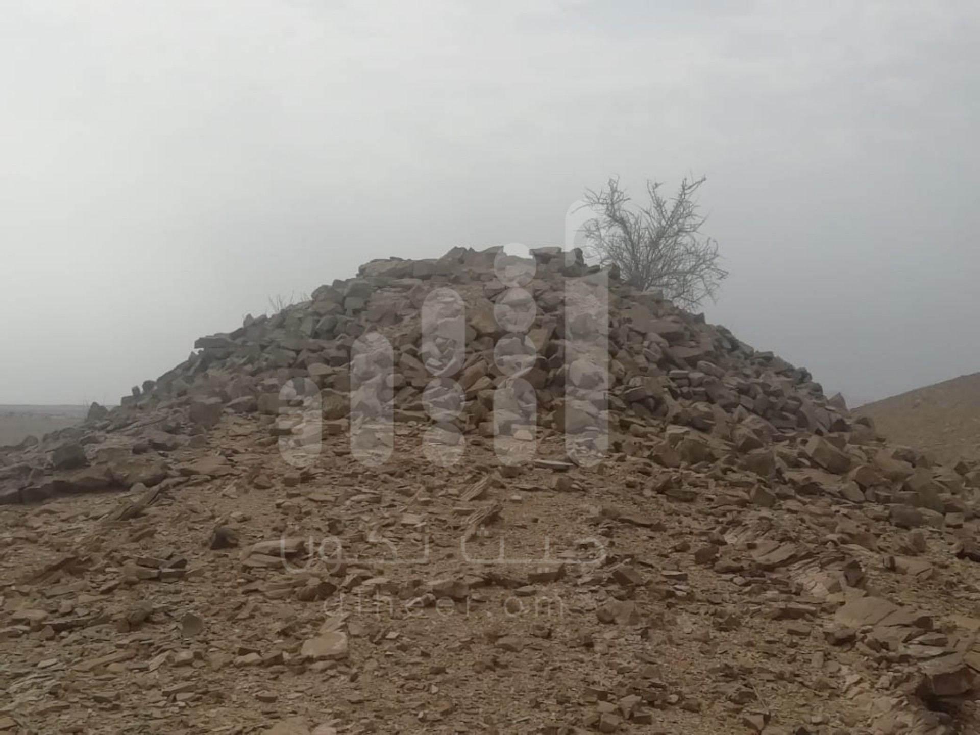 بالصور: مقابر في السلطنة لأناسٍ قيل بأنهم “خُسِف بهم”..وللعلم رأيٌ آخر