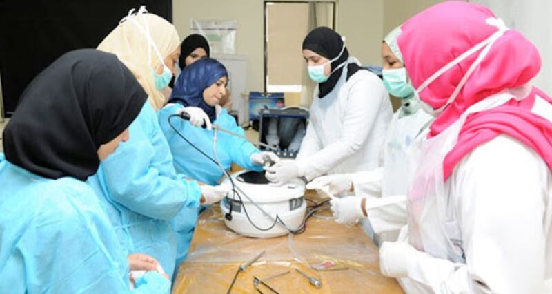 هل يؤثر عملُ المرأةِ على تربيةِ الأبناء؟