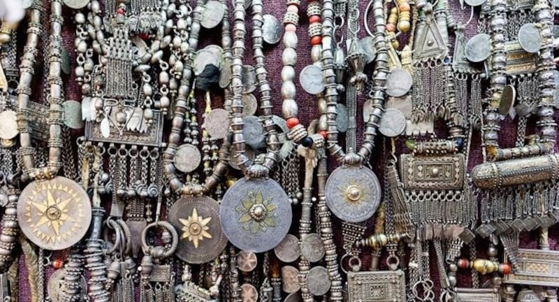 منها الحنيشة والدارة: 12 حُلية تزيّنت بها العُمانيات منذُ القدم