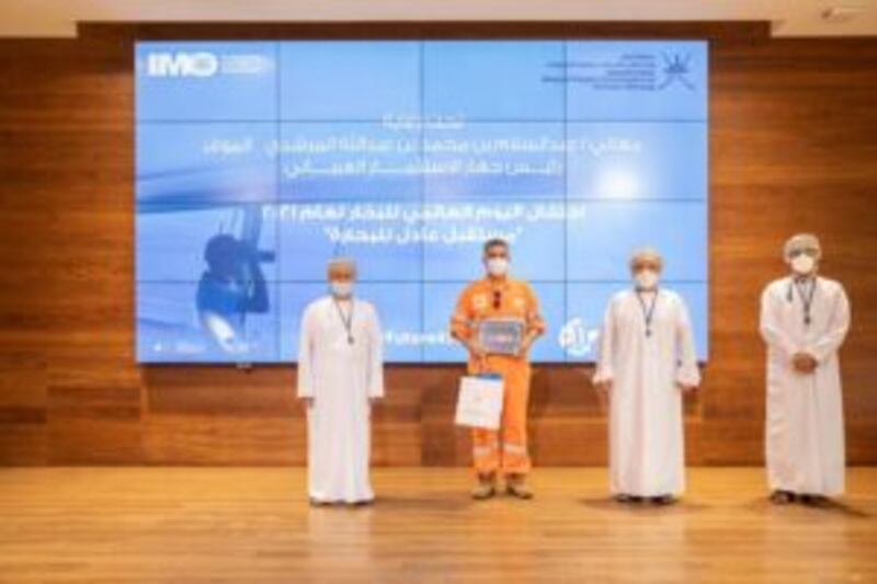 تكريم بحارة عمانيين بمناسبة يوم البحار العالمي
