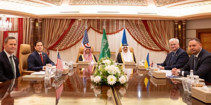 ترحيب عماني باستضافة السعودية المحادثات الأمريكية الأوكرانية