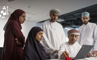 بين “الترند” و “الهوية”: أين يقف الشباب العُماني؟