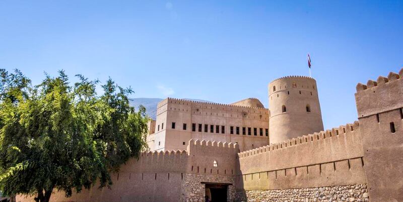 تعرف على العراقة وروعة التصميم المعماري في القلعة العُمانية المهيبة