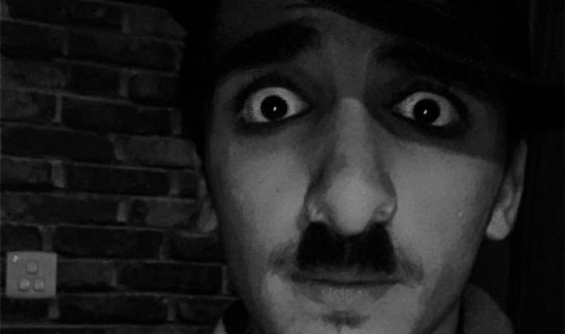 بالفيديو: مُقلِّد شخصية “الصعلوك” لتشارلي تشابلن يتحدث عن موهبته