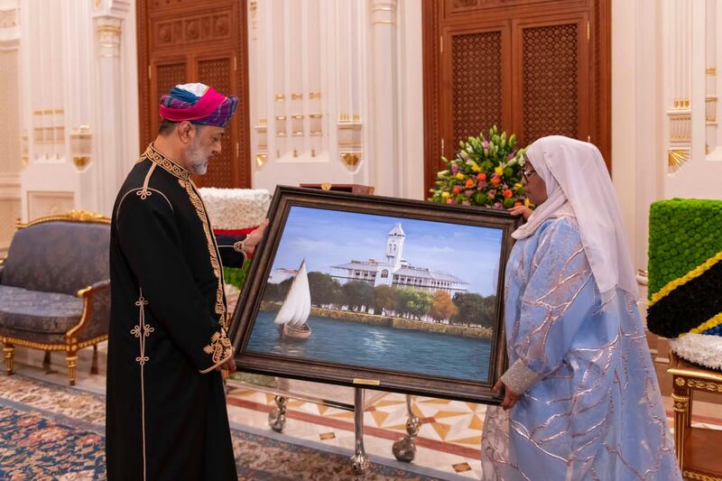 فيها دلالة على أحد معالم الإمبراطورية العمانية: هدية من الرئيسة التنزانية لجلالة السلطان