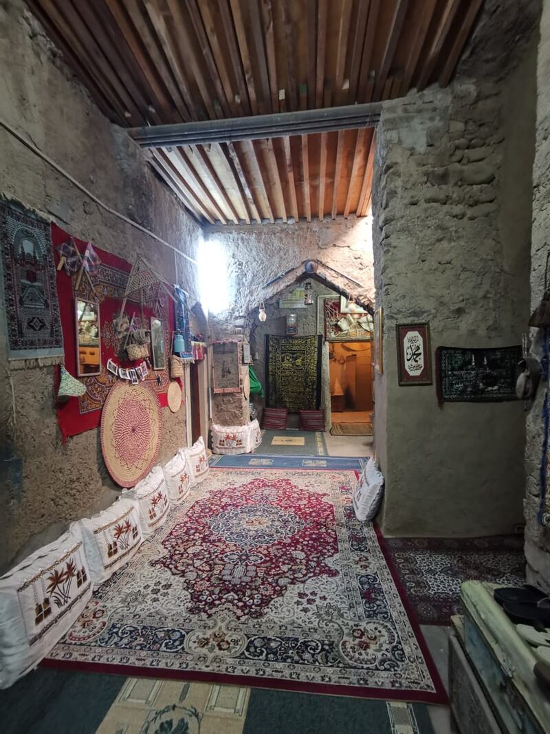 بالصور: عُمانية تُحوّل منزل أسرتها القديم إلى مَعلَمٍ زوّارُه من داخل السلطنة وخارجها