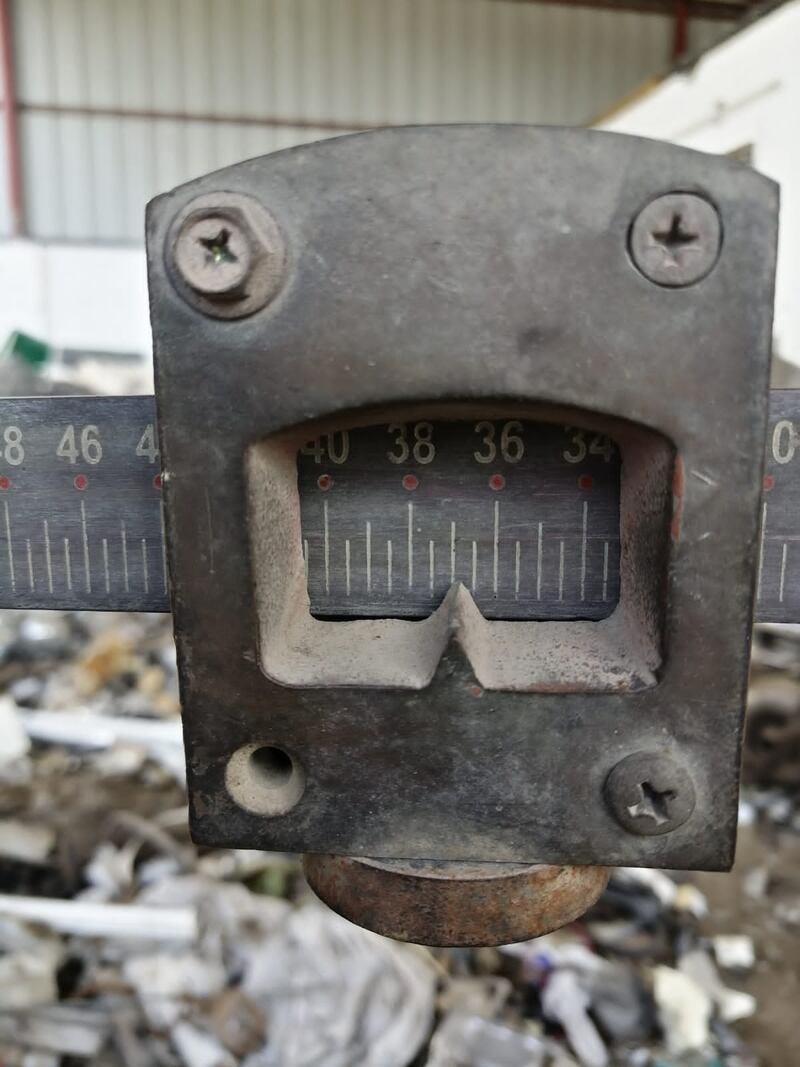 بائع “خردة” يتلاعب بالموازين