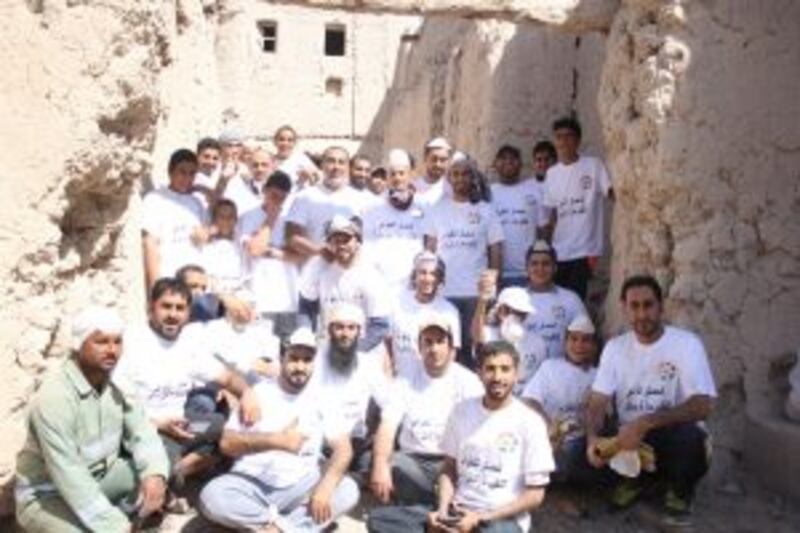 بالصور: معسكر شبابي لإحياء حارة قديمة في أدم