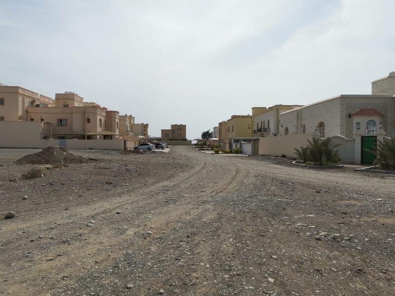 رصف الطرق الداخلية بـ “رابعة المعبيلة الجنوبية” يُثير الأسئلة والاستغراب