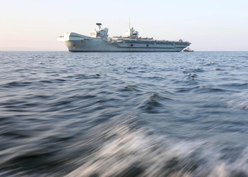 بالصور: وصول حاملة طائرات بريطانية إلى ميناء الدقم