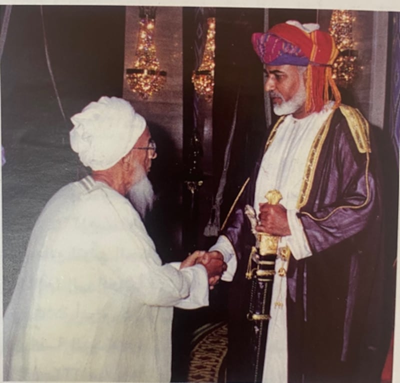 الشيخ علي بن جبر الجبري مصافحًا السلطان قابوس بن سعيد في إحدى المناسبات