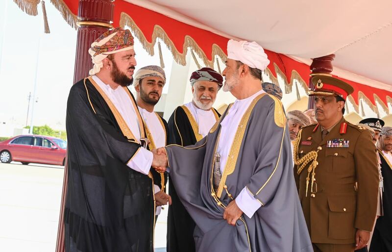 من هم المرافقون لجلالة السلطان في زيارته للإمارات؟