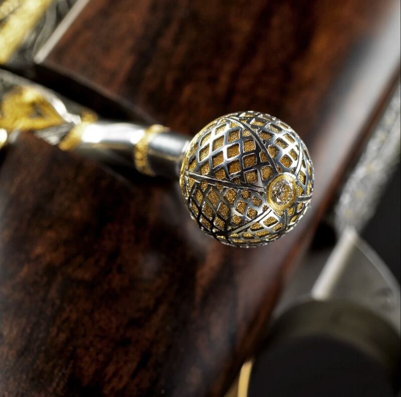 ما حقيقة البندقية التي نُحت عليها صورة السلطان قابوس؟