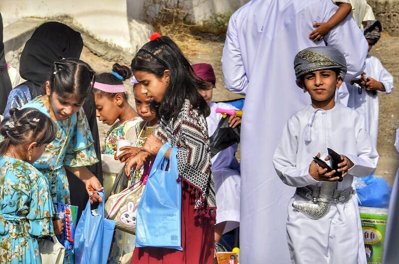 مظاهر عديدة يحتفل من خلالها العمانيون بعيد الفطر المبارك، تعرف عليها