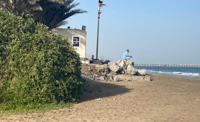بتدخل من جهاز الرقابة: إزالة حيازة على شاطئ في مسقط