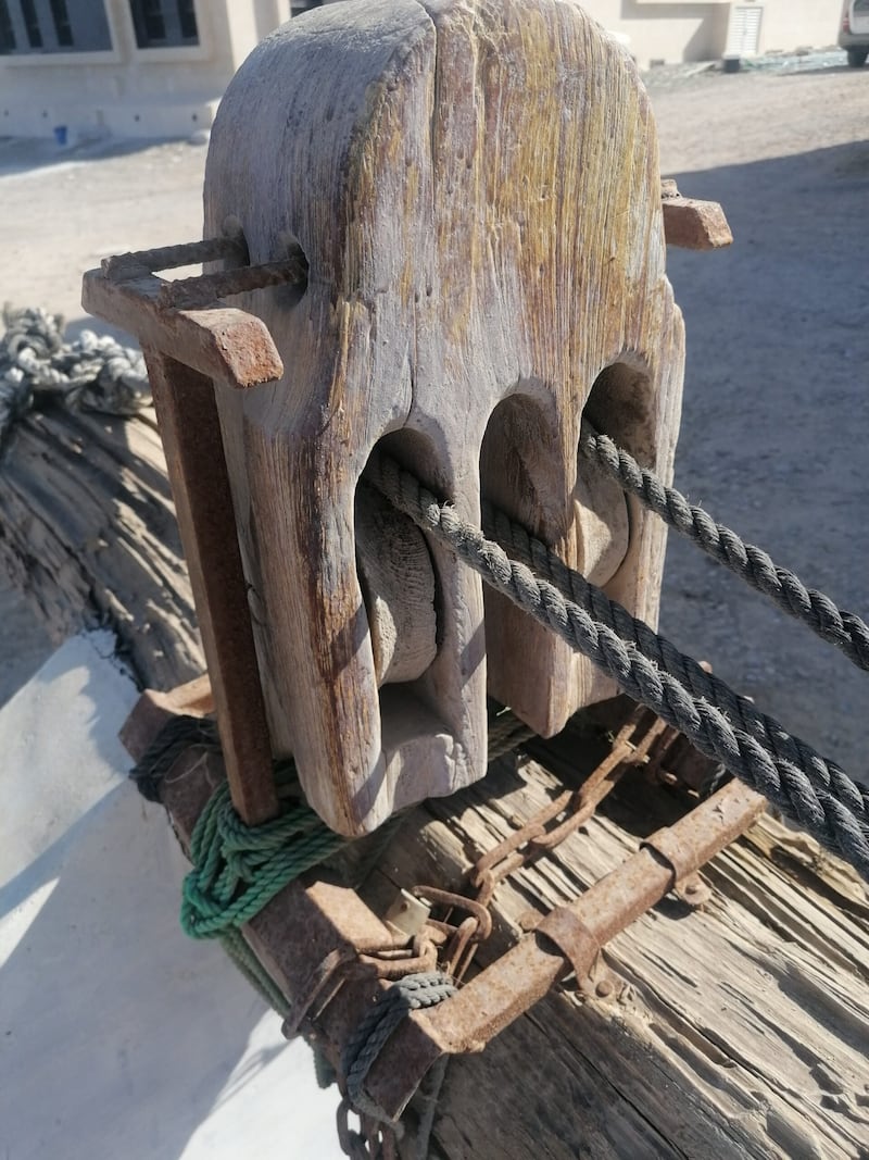 بعد (60) عامًا من جنوحها على ساحل بحر العرب: ما قصة عودة صارية السفينة “النايف”؟