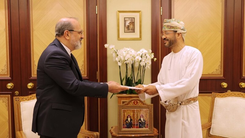 السيد بدر يتسلم رسالتين خطيتين من وزير الخارجية الإيراني