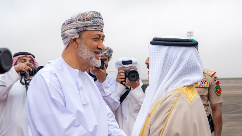 جلالة السلطان وملك البحرين يعقدان لقاءً وديًا