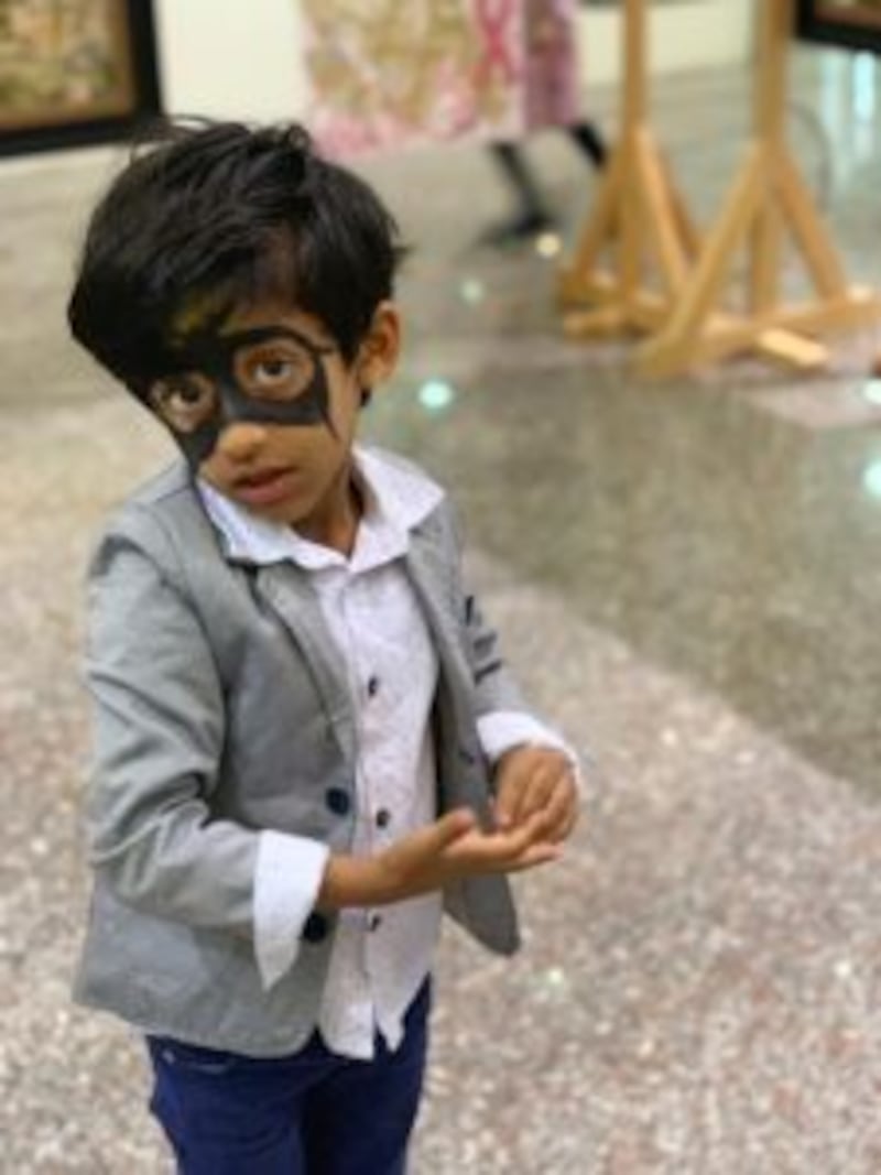 بالصور: أعمال فنية عُمانية معروضة للزوار في القرم