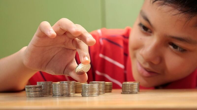 أفكار طبّقها في إجازته الصيفية: كيف تغرس مفاهيم الادخار والاستثمار لدى طفلك؟ 