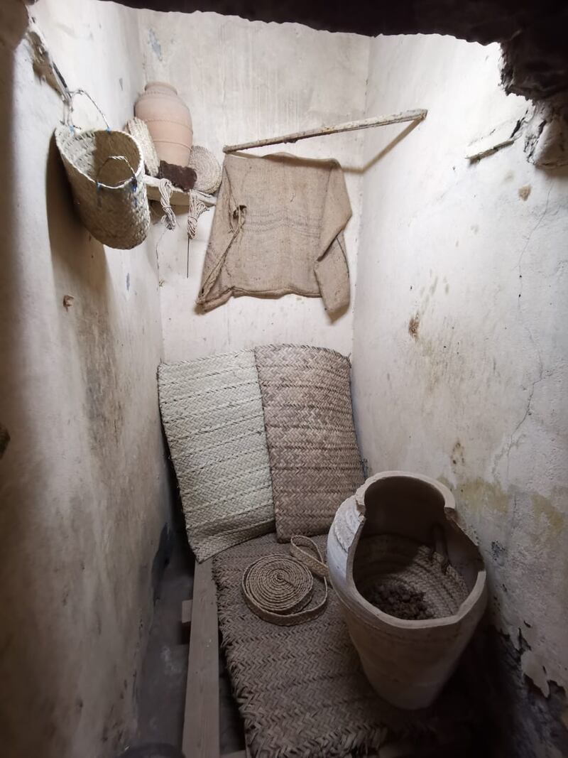 بالصور: عُمانية تُحوّل منزل أسرتها القديم إلى مَعلَمٍ زوّارُه من داخل السلطنة وخارجها