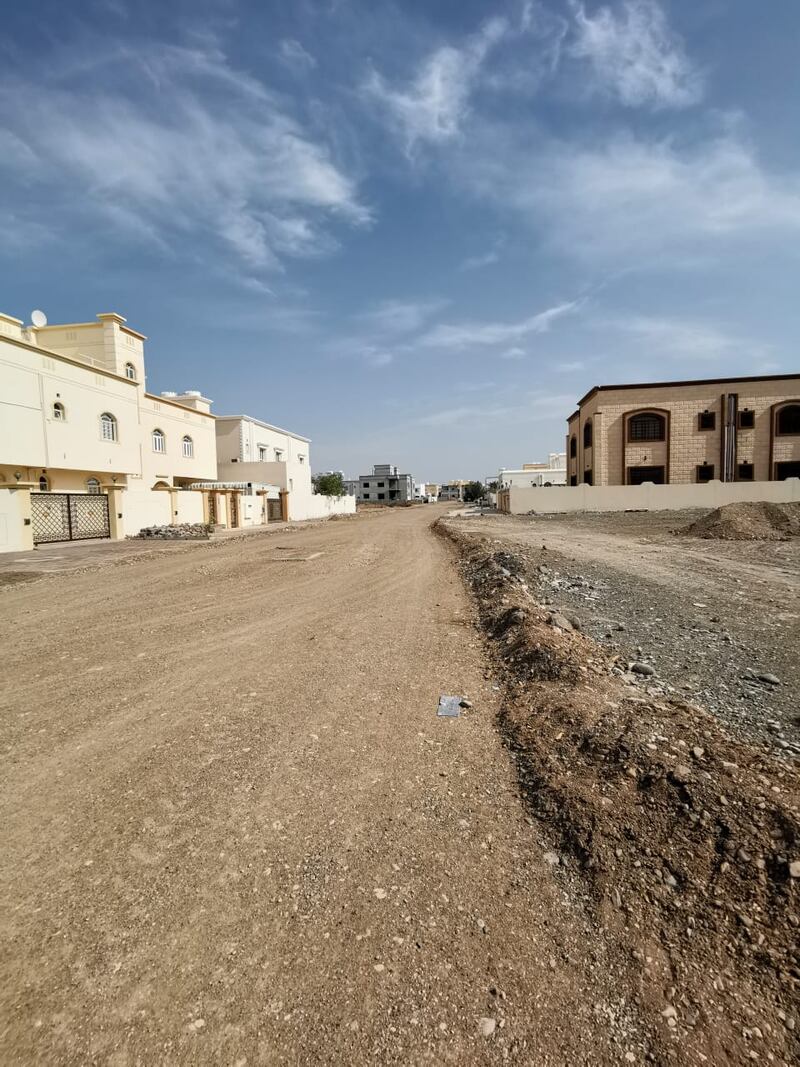 رصف الطرق الداخلية بـ “رابعة المعبيلة الجنوبية” يُثير الأسئلة والاستغراب