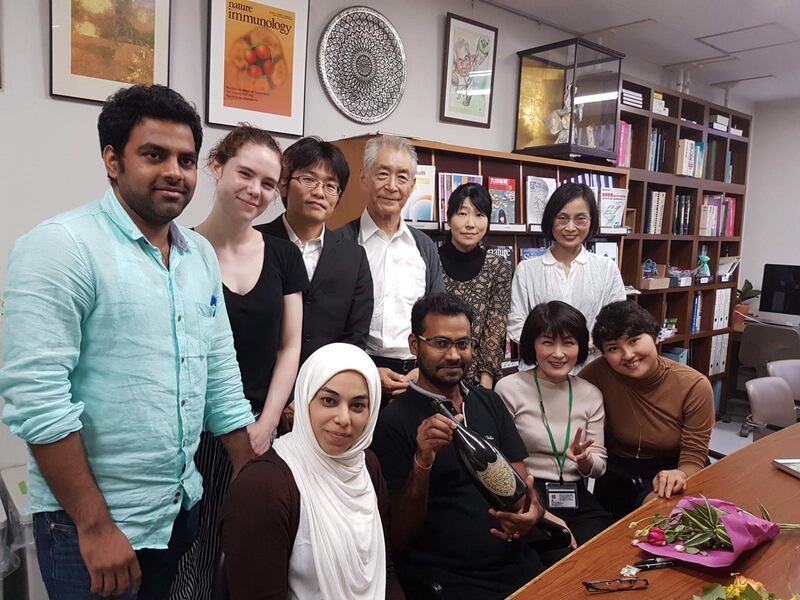 كانت الأولى على دفعتها: عُمانية ضمن فريق بروفيسور ياباني فائز بجائزة نوبل