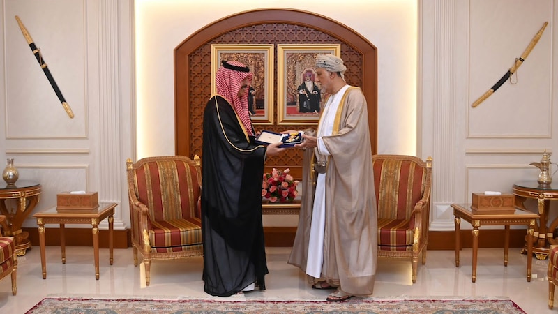 جلالة السلطان يمنح وسامًا للسفير السعودي