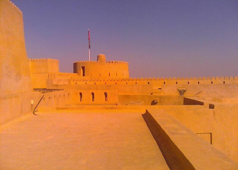 تعرف على العراقة وروعة التصميم المعماري في القلعة العُمانية المهيبة