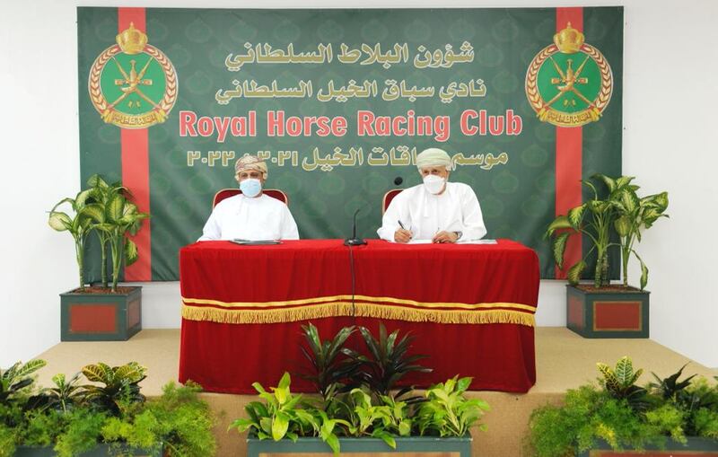 أمين عام شؤون البلاط السلطاني يلتقي بملاك خيول السباق