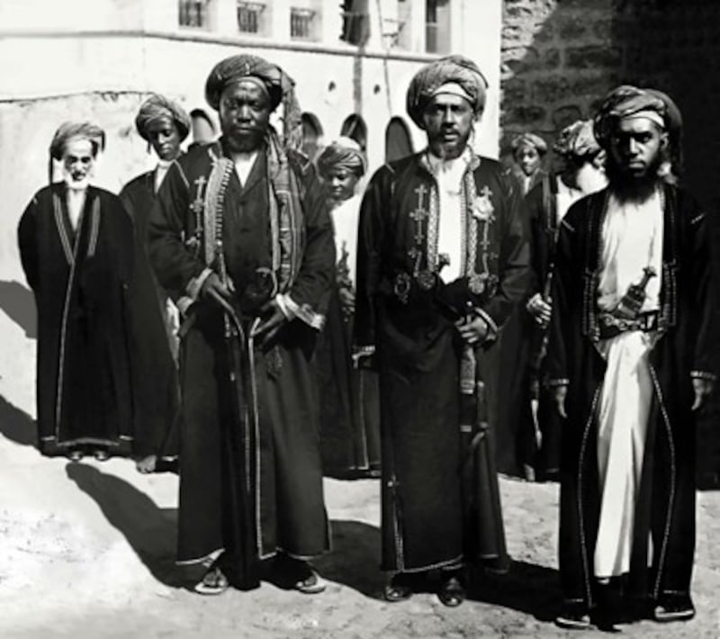 السلطان فيصل يتوسط ابنه السيد تيمور وأخاه السيد محمد