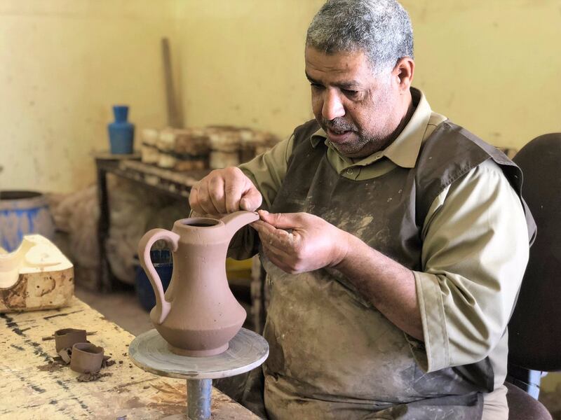 يُصنع من 4 أنواع: تعرّف على صناعة الفخار ببهلا