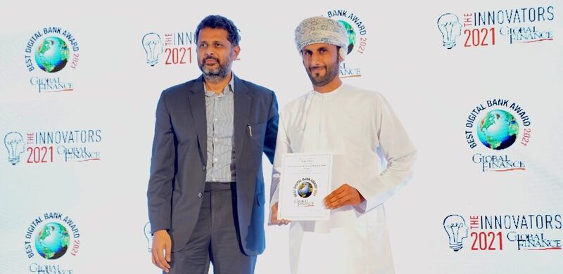 بنك مسقط يفوز بجائزتين عالميتين تؤكدان ريادته في تقديم الخدمات المصرفية الرقمية للشركات والأفراد