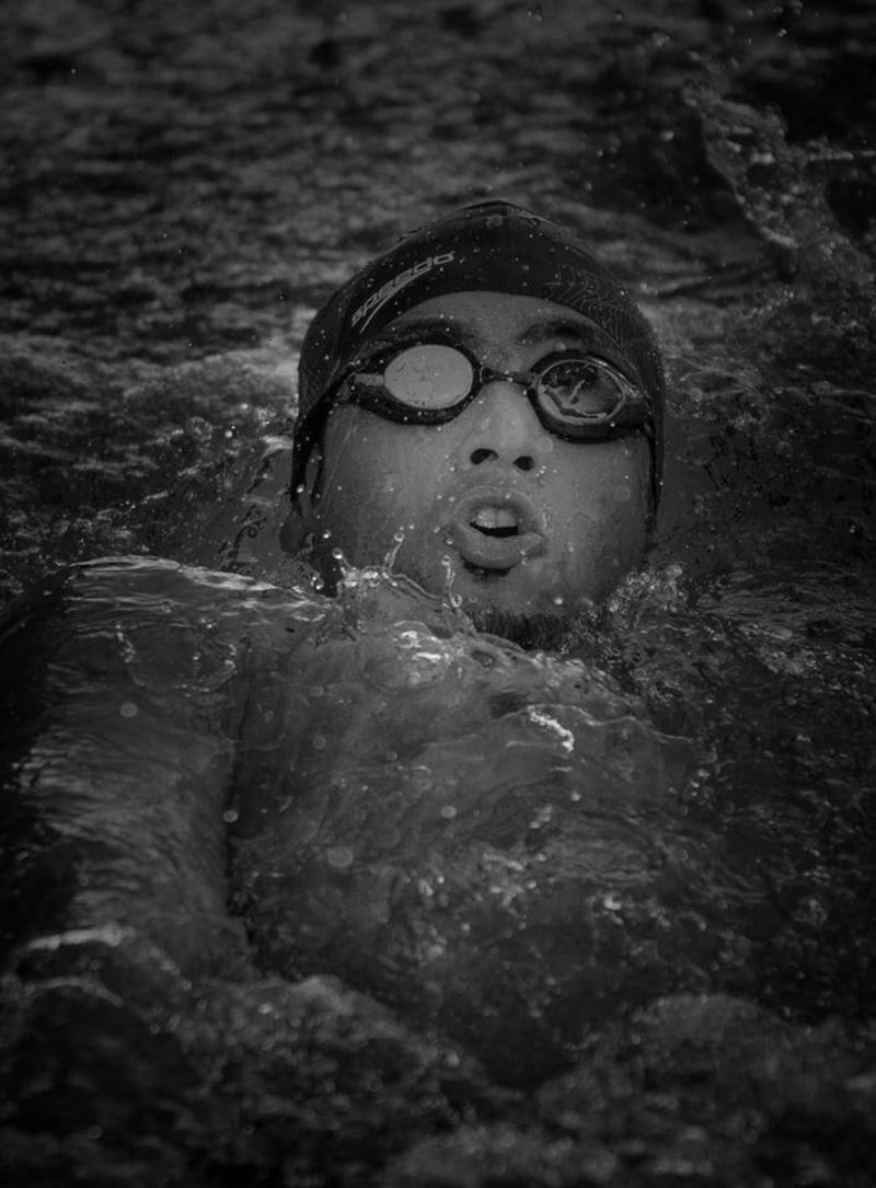 خبير عماني يُعطيك دروسًا في كيفية الطريقة الصحيحة للسباحة والاستمتاع بها