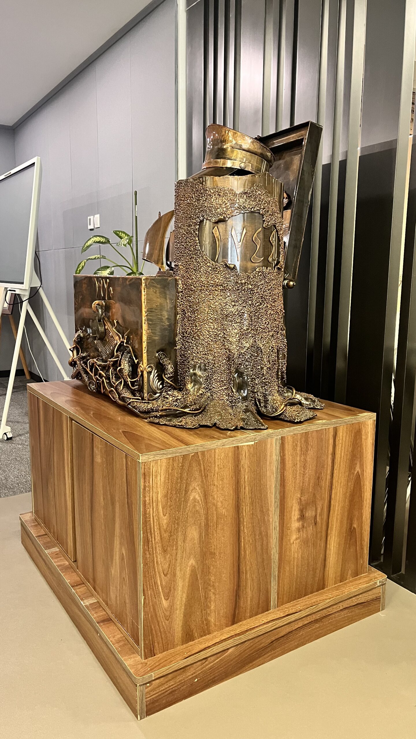 بالصور: “أعز الرجال وأنقاهم” منحوتة فنية فريدة من نوعها