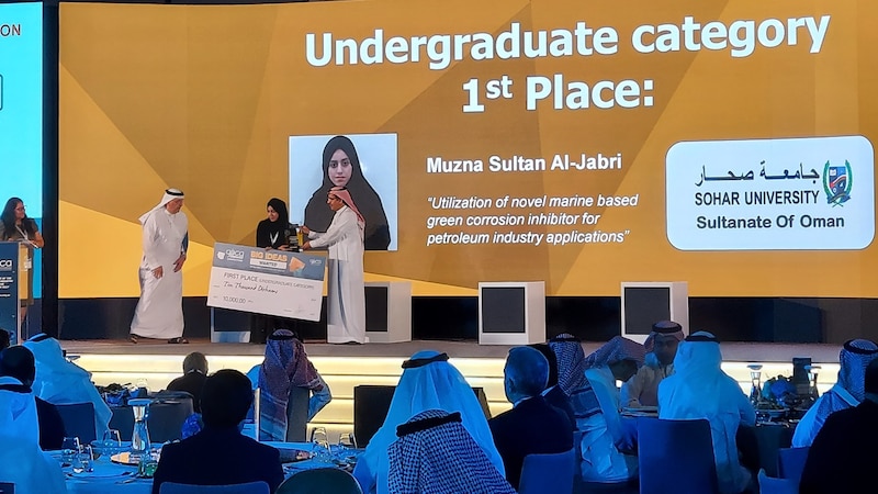 طالبة من جامعة صحار تفوز بالمركز الأول في مسابقة جبكا بدبي
