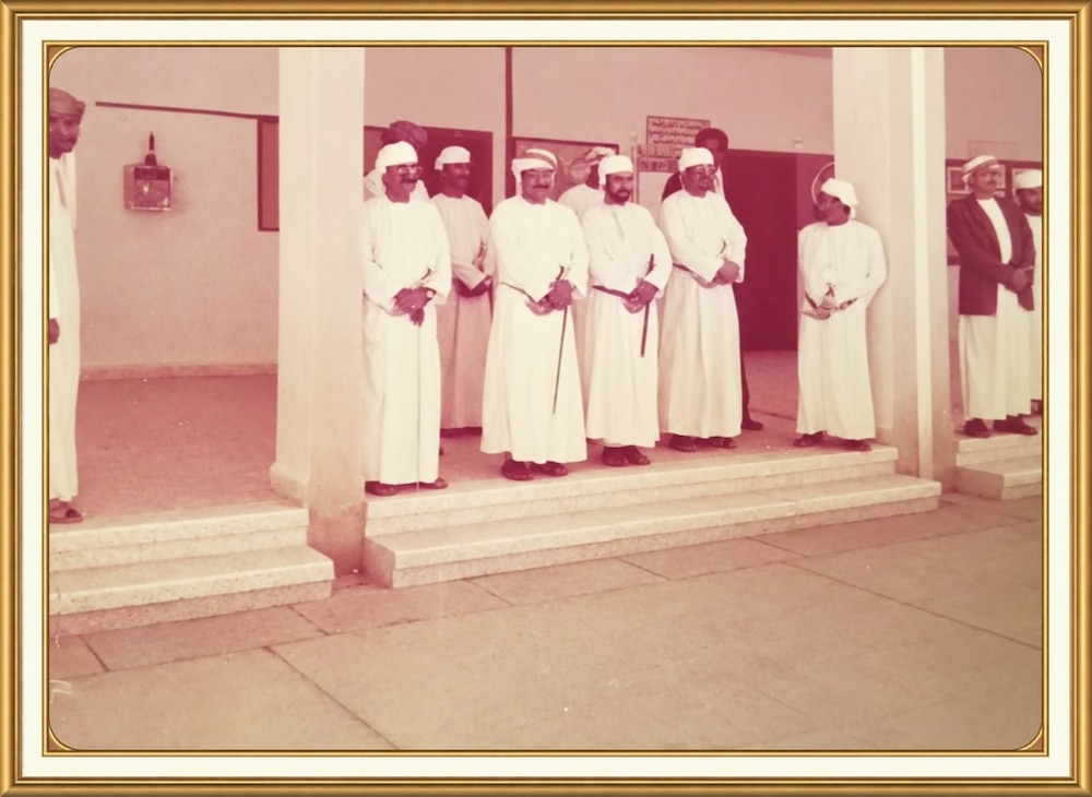 جانب من الزيارة التي قام بها وزير التربية والتعليم إلى مدرسة المقداد بن الأسود في أبريل 1985